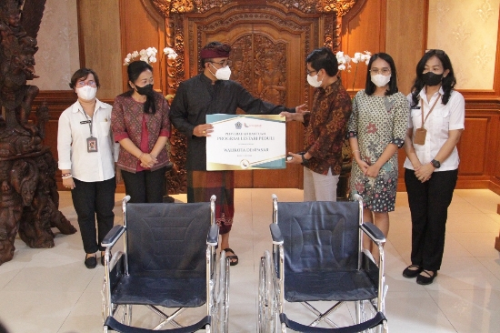 Walikota Jaya Negara Terima Bantuan Kursi Roda dari PT. BPR Lestari