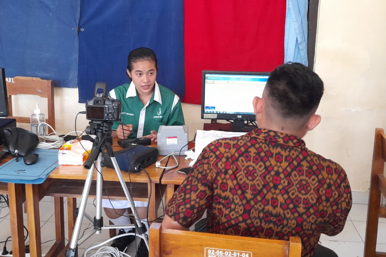 Dinas Dukcapil Jembrana Gelar Program Inovasi ‘Jebolan’ KTP-el di SMKN 1 Negara