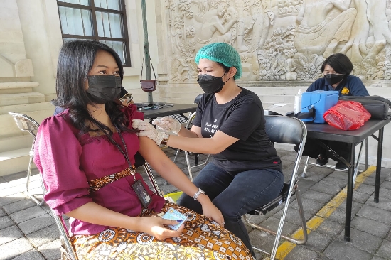 Polres Gianyar Bekerjasama dengan BRI Cabang Gianyar Laksanakan Vaksinasi
