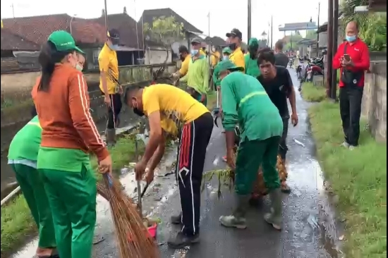Ciptakan Lingkungan Bersih, Polsek Gianyar Bersama Tripika Gianyar Laksanakan Giat Kerja Bakti