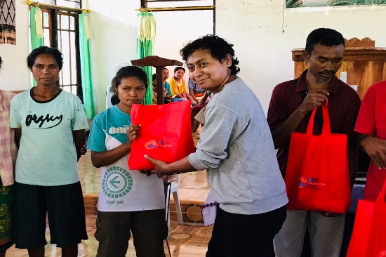 Peduli masalah Stunting, Ansy Lema dan SKIPM Kupang Bantu Ikan Segar di TTS