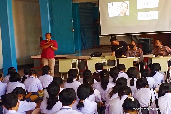 Kasi Humas Polres Badung Ajak Siswa Bermedia Sosial yang Bijak