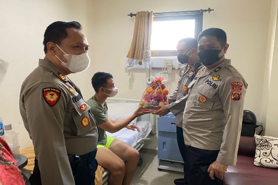 Peduli Anggota, Wakapolres Gianyar Jenguk Anggota yang Sakit
