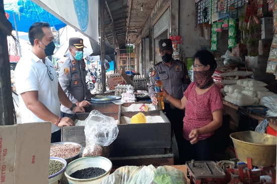 Kapolsek Sukawati Pimpin Personel Giat Himbauan Penetapan HET Migor Curah Di Pasaran
