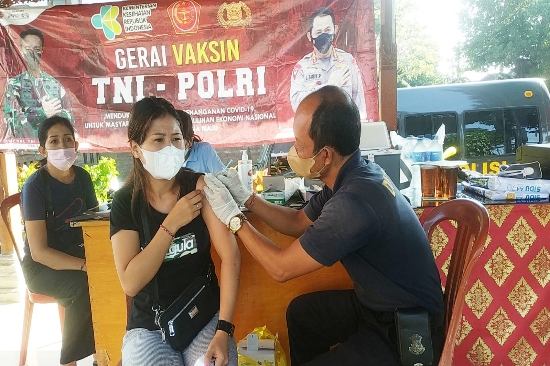Gerai Vaksin Presisi Polres Gianyar di Pasar Seni Sukawat