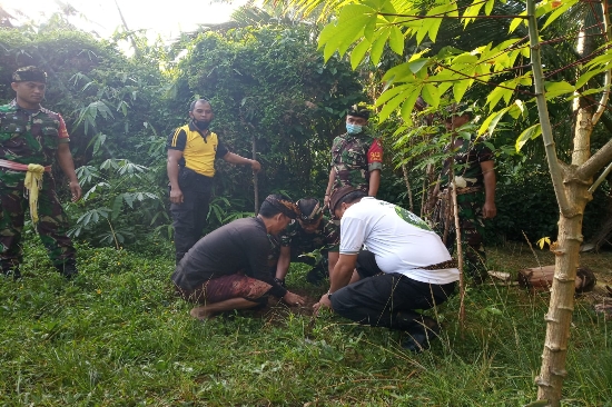 Polsek Payangan bersama Krama Desa Adat Kelusa Melaksanakan Giat Go Green