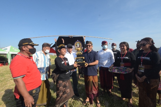 455 Peserta Ikuti Kite Festival Pedungan, Jaya Negara Dukung Pelestarian Tradisi