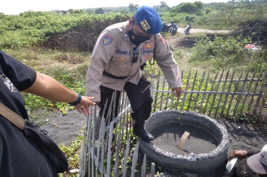 Anggota Satpolairud bersama Pemancing Selamatkan 113 Telur Penyu di Pantai Siyut