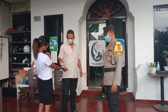 Bhabinkamtibmas Kelurahan Gianyar Gelar Pengamanan Ibadah di Gereja Pantekosta Bukit Zaitun