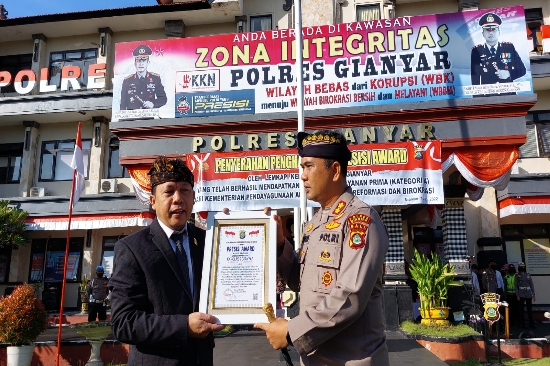 Kapolres Gianyar Terima Penghargaan Presisi Award