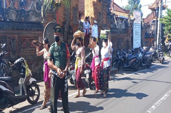 Babinsa Koramil 1616-04/Blahbatuh Pantau Kegiatan Persembahyangan Hari Raya Galungan