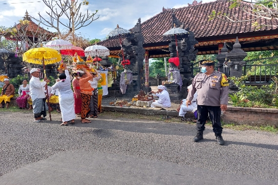 Kring Polri di Blahbatuh, Bhabinkamtibmas Amankan Piodalan di Pura Dalem Koripan Keramas