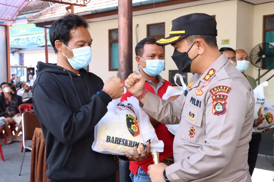 Kapolres Gianyar Serahkan Baksos Bareskrim Polri Serangkaian Kegiatan Rakernis Bareskrim 2022