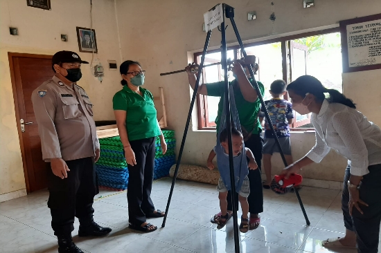 Kapolsek Blahbatuh Terjunkan Kring Polri Kawal Posyandu di Pering