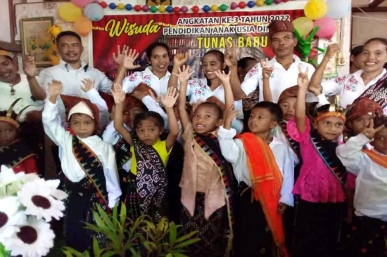 Tanamkan Nilai Budaya Sejak Dini: PAUD Tunas Baru Pacar, Semarakkan Wisuda dengan Pakaian Adat