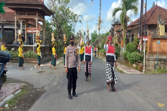 Bhabinkamtibmas bersama Pecalang Atensi Mendak Toya Ning
