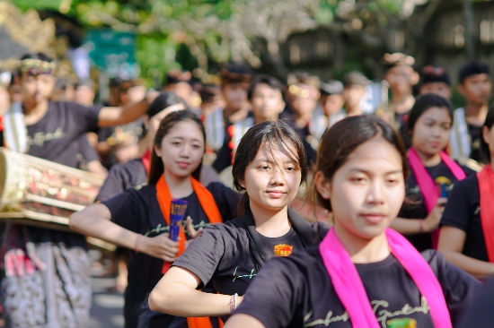 Ikuti Pawai PKB ke-44, Mahasiswa ITB STIKOM Bali Pentaskan Labuh Gentuh