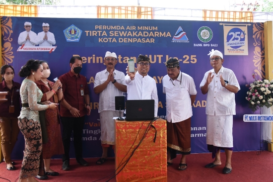 Puncak Hut Ke-25 Perumda Tirta Sewakadarma, Wawali Arya Wibawa Launching Pembayaran Kanal QRIS