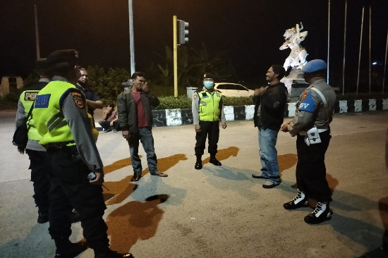 Antisipasi Gangguan Kamtibmas, Kapolsek Mengwi Pimpin Cipkon Malam Minggu
