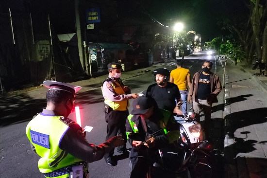 Cegah Aksi Kejahatan, Kapolsek Kuta Utara Pimpin Anggotanya Patroli Malam