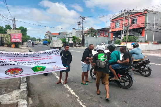 Komja NTT Bali Melakukan Aksi Sosial Bagi-Bagi Nasi Gratis kepada Warga