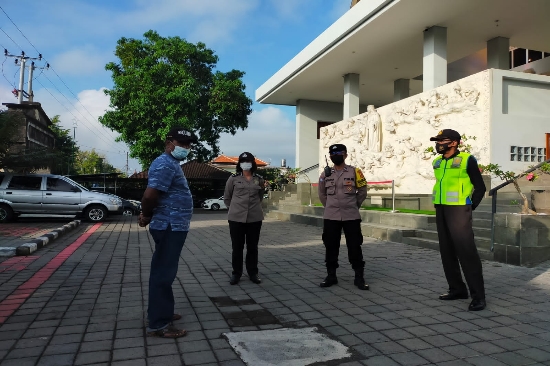 Bhabinkamtibmas Desa Sidan dan Personil Polsek Gianyar Pengamanan Ibadah Umat Nasrani