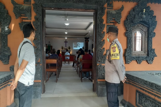 Bhabinkamtibmas Desa Suwat Pengamanan Ibadah Umat Nasrani di Gereja GKPB
