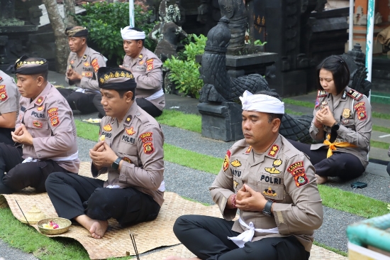 Peringati Hari Bhayangkara ke-76, Kapolres Gianyar Hadiri Persembahyangan Bersama