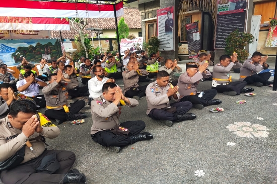 Kapolsek Gianyar Pimpin Sembahyang Bersama Syukuran Hari Bhayangkara ke-76