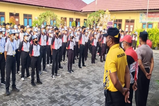 Unit Binmas Polsek Kuta Utara Latih PBB 248 Siswa SMK PGRI Badung