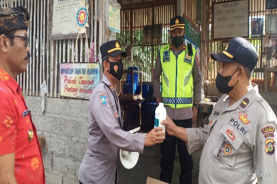 Mengantisipasi Penyebaran Virus PMK, Polres Badung Melakukan Penyemprotan Disinfektan Badung