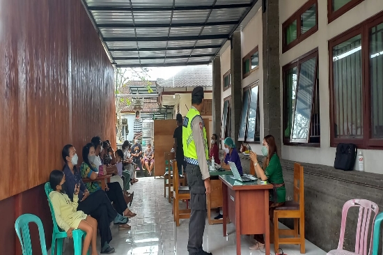 Polsek Blahbatuh Kawal Vaksinasi Covid-19, 98 Orang Tervaksin