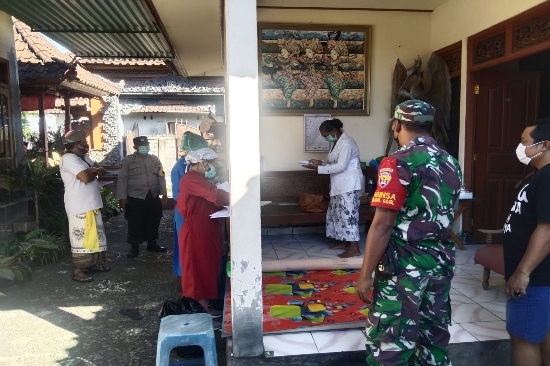 Bhabin TNI-Polri Blahbatuh Kawal Tracing Telusuri Kontak Erat