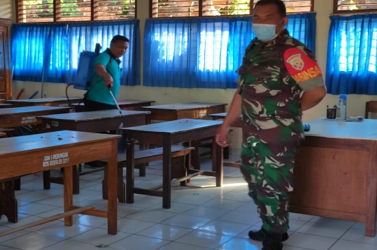 Jelang Pembelajaran Tatap Muka Desa Pemogan Lakukan Penyemprotan Eco Enzym di Sekolah