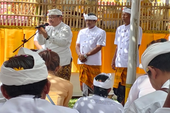 Bhabinkamtibmas Desa Singakerta Rajut Kebersamaan Dengan Warga Hadiri Upacara Keagamaan