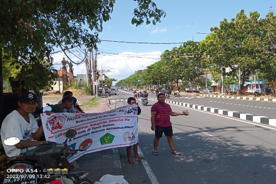 Komunitas Pekerja Timur Bali kembali Lakukan Baksos, Bagikan Nasi Gratis kepada Warga