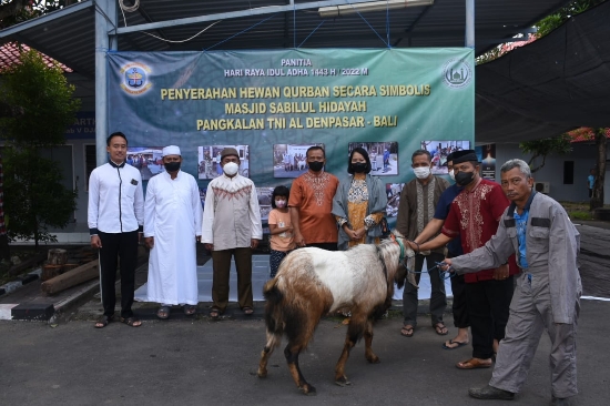 Komandan Pangkalan TNI AL Ikuti Sholat Idul Adha dan Serahkan Hewan Qurban