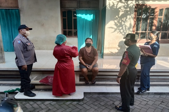 Sinergitas TNI-POLRI, Bhabinkamtibmas dan Babinsa Kawal Tracing Covid-19