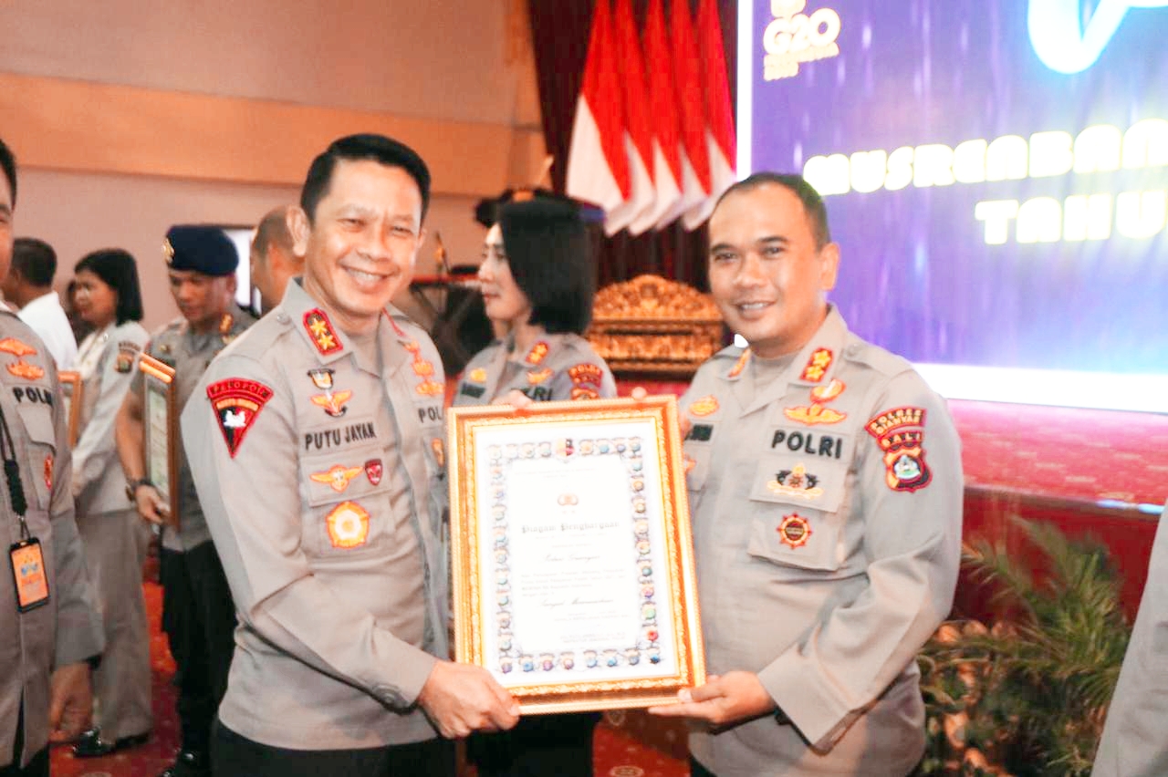 Kapolres Gianyar Terima Penghargaan Pelayanan Prima dari Kapolda Bali