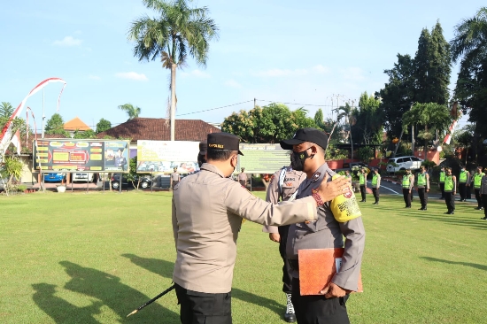 Polres Gianyar Gelar Upacara Kenaikan Pangkat, Pemberian Reward dan Pelepasan Personel Purnabhakti