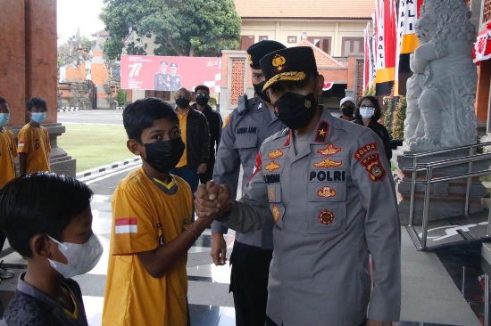 Wakapolda Bali Beri Arahan dan Lepas Tim Sepak Bola Usia Dini Garuda Bhayangkara Bali