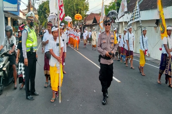 Polsek Sukawati Amankan Giat Peed Piodalan di Pura Dalem Sukawati
