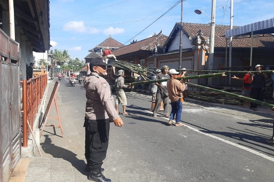 Sinergitas Kemitraan, Bhabinkamtibmas Polsek Blahbatuh Kerja Bakti Bareng Masyarakat
