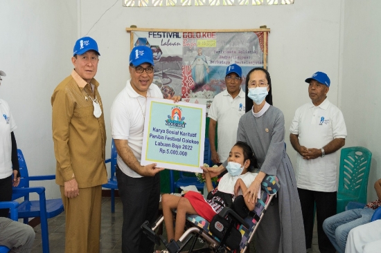 Panitia Festival Golo Koe Labuan Bajo Salurkan Bantuan 100 Paket Sembako bagi Keluarga Rentan dan Difabel
