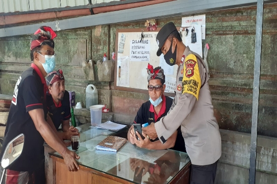 Sambangi Pecalang, Bhabinkamtibmas Sosialisasikan QR Dimas Presisi