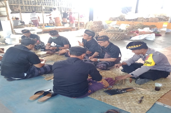 Pererat Sinergitas, Bhabinkamtibmas Polsek Blahbatuh Gotong Royong Bareng Masyarakat