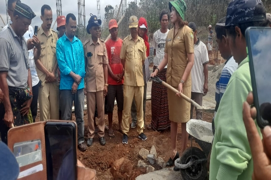 Pemkab Mabar Lakukan Peletakan Batu Pertama Pembangunan Lumbung Masyarakat