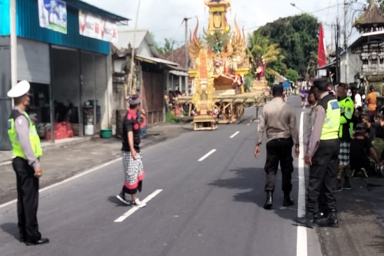 Jaga Kondusifitas Wilayah, Unit Patroli Polsek Rendang Atensi Giat Pengabenan