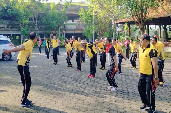 Jaga Stamina dan Kebugaran Personil, Polsek Ubud bersama Keluarga Laksanakan Olah Raga Bersama