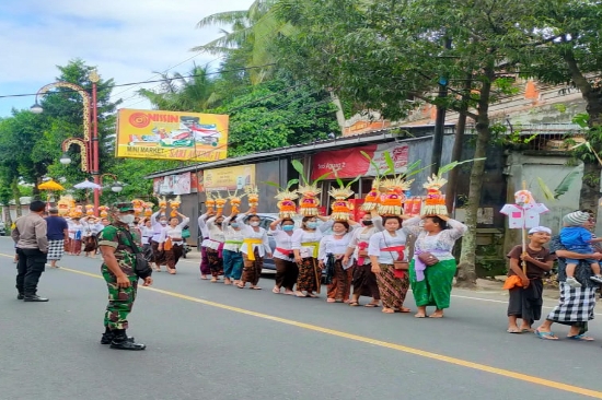 Sipandu Beradat-Kring Polri Amankan Pitra Yadnya di Buruan Blahbatuh